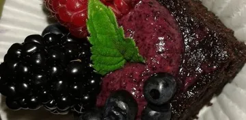 Veganské brownies s borůvkovo-kokosovou smetanou